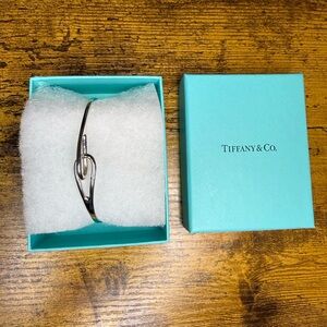🔥❤️Authentic Tiffany & Co. Love Hoop Sterling Silver Bracelet – Box Included 💝💝